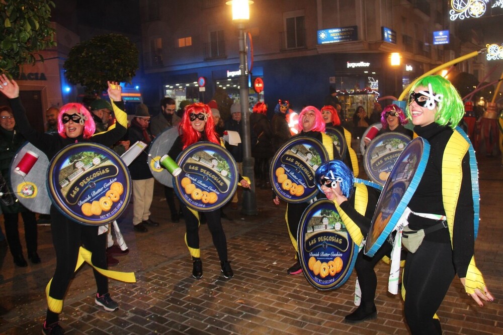 El desfile de máscaras inunda las calles de color y humor