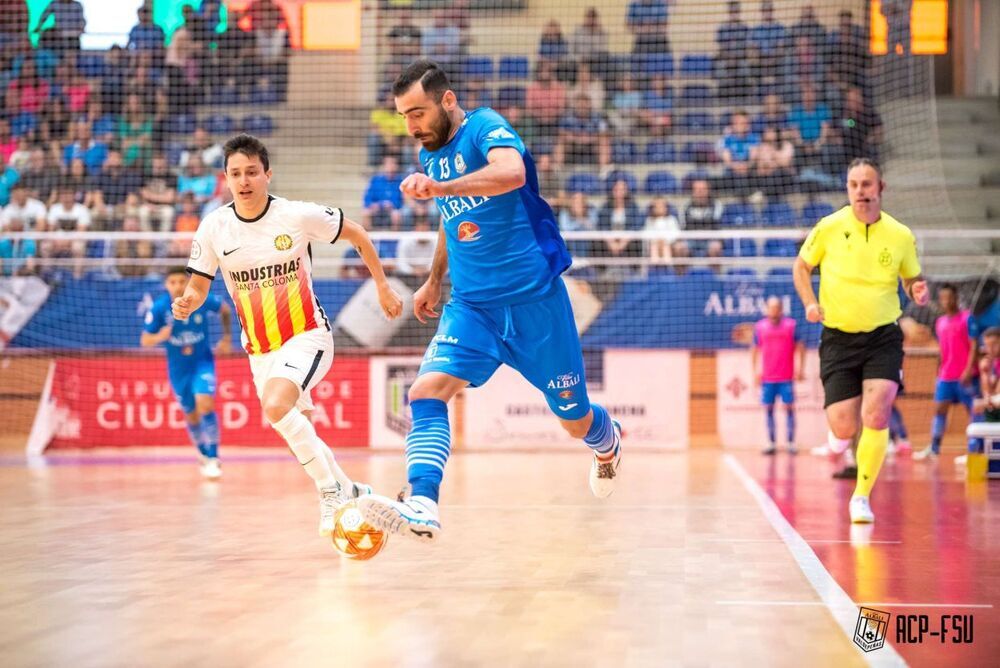 Abbasi progresa con el balón.