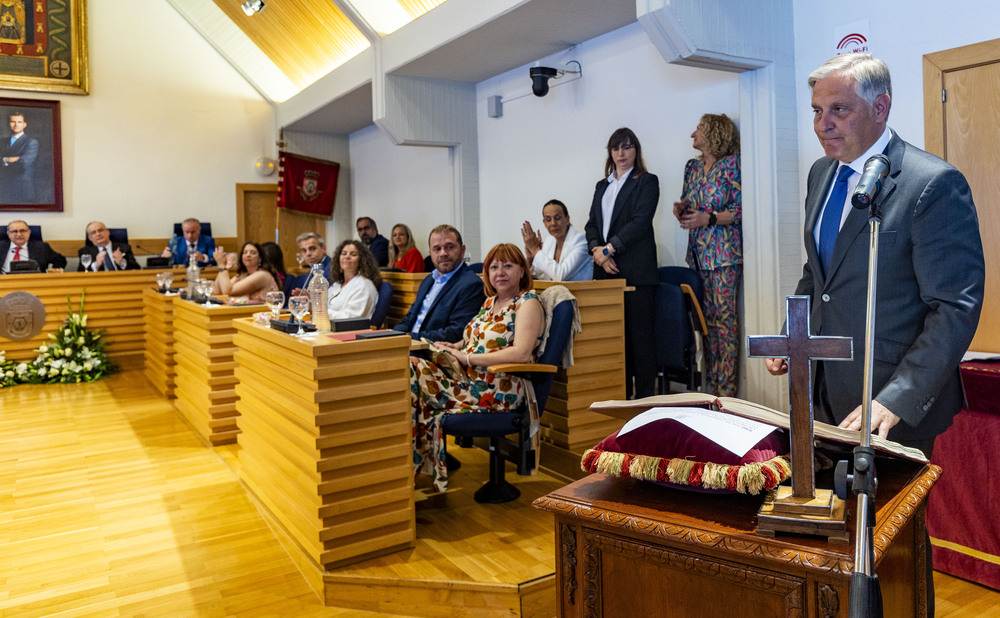 Toma de posesión de Francisco Cañizares como alcalde de Ciudad Real,, foto de la nueva cooporación municipal en la Plaza Mayor de Ciudad Real  / RUEDA VILLAVERDE