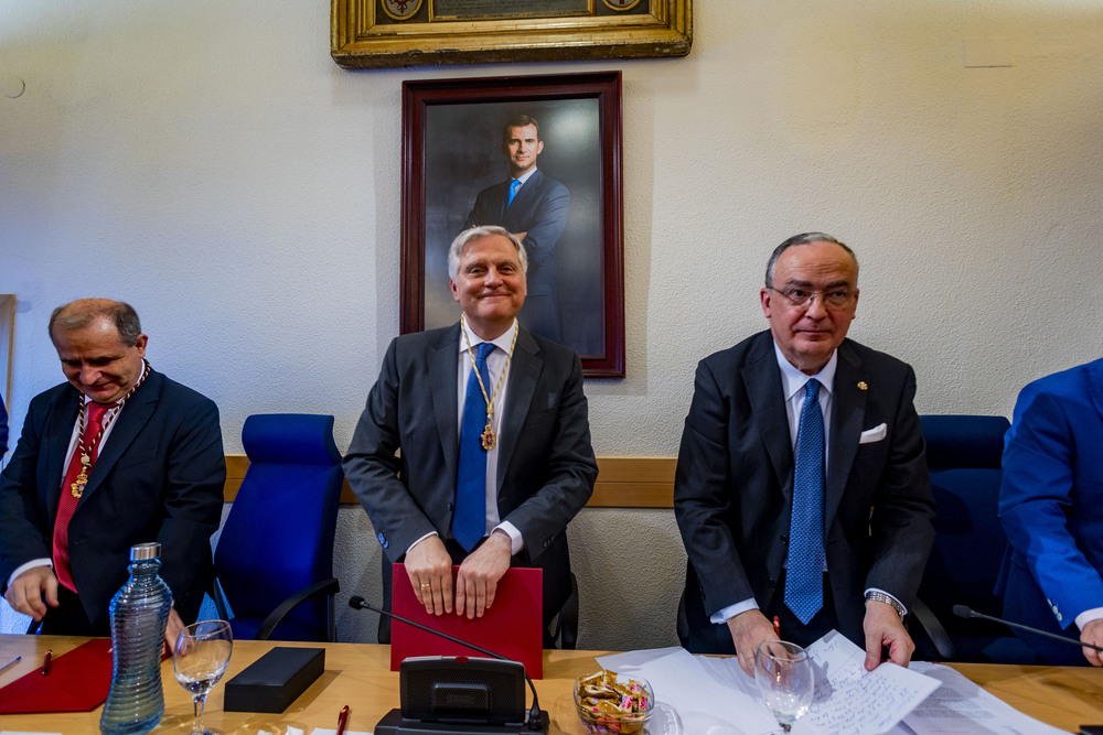 Toma de posesión de Francisco Cañizares como alcalde de Ciudad Real,, foto de la nueva cooporación municipal en la Plaza Mayor de Ciudad Real  / RUEDA VILLAVERDE