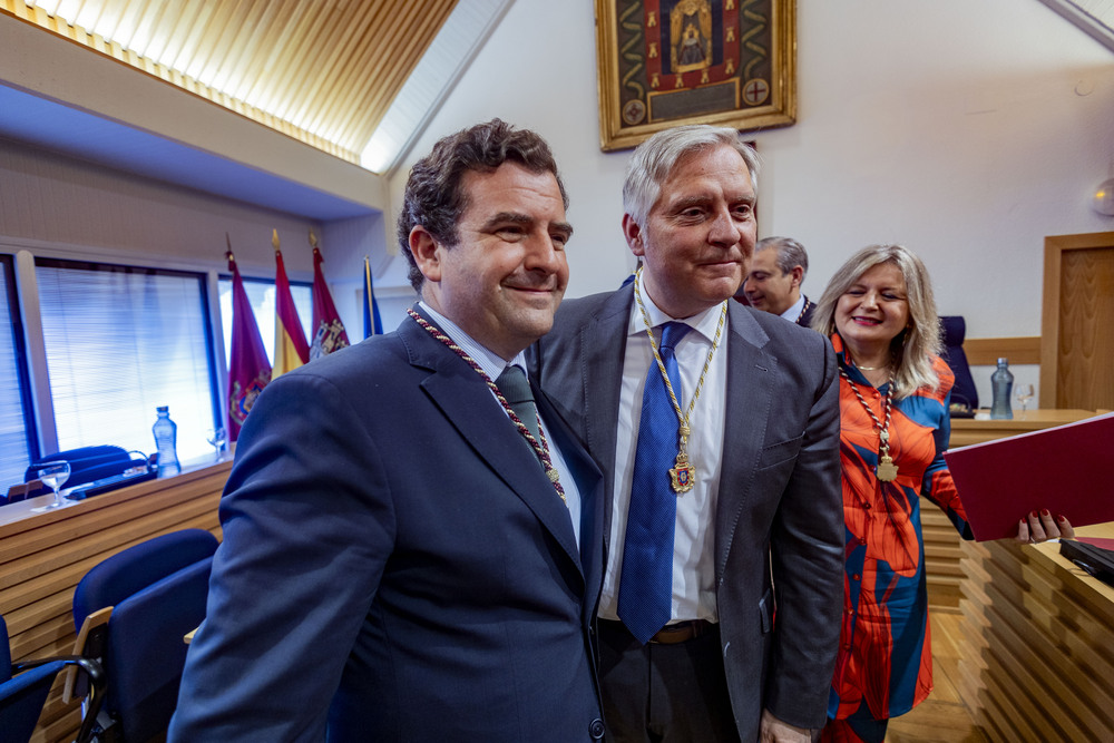 Toma de posesión de Francisco Cañizares como alcalde de Ciudad Real,, foto de la nueva cooporación municipal en la Plaza Mayor de Ciudad Real  / RUEDA VILLAVERDE