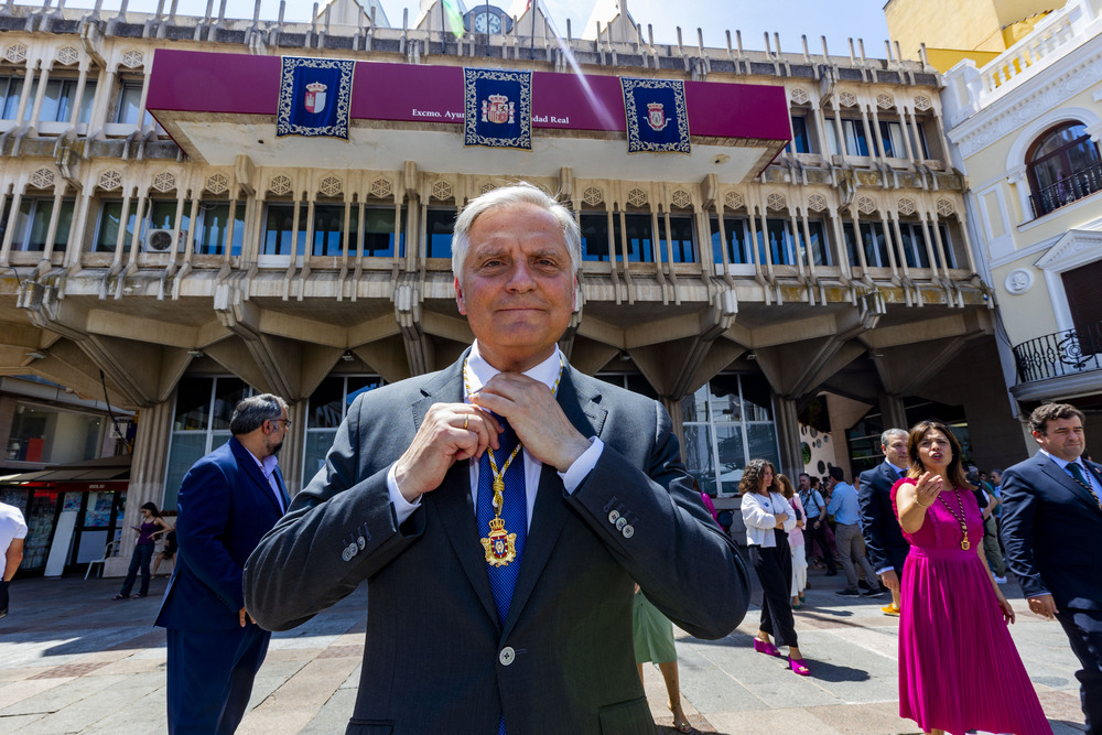 Toma de posesión de Francisco Cañizares como alcalde de Ciudad Real,, foto de la nueva cooporación municipal en la Plaza Mayor de Ciudad Real  / RUEDA VILLAVERDE