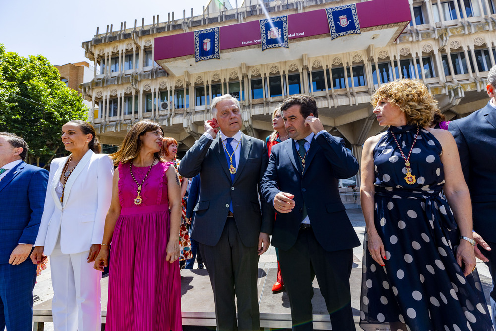 Toma de posesión de Francisco Cañizares como alcalde de Ciudad Real,, foto de la nueva cooporación municipal en la Plaza Mayor de Ciudad Real  / RUEDA VILLAVERDE