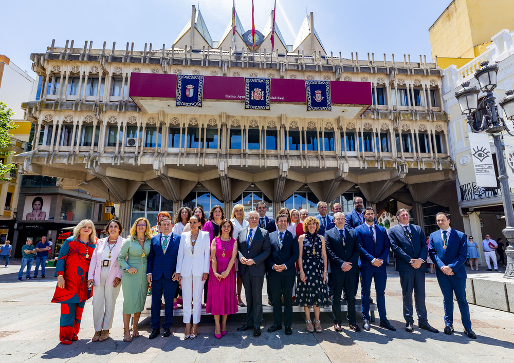 Toma de posesión de Francisco Cañizares como alcalde de Ciudad Real,, foto de la nueva cooporación municipal en la Plaza Mayor de Ciudad Real  / RUEDA VILLAVERDE