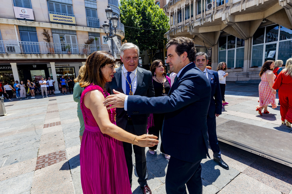 Toma de posesión de Francisco Cañizares como alcalde de Ciudad Real,, foto de la nueva cooporación municipal en la Plaza Mayor de Ciudad Real  / RUEDA VILLAVERDE