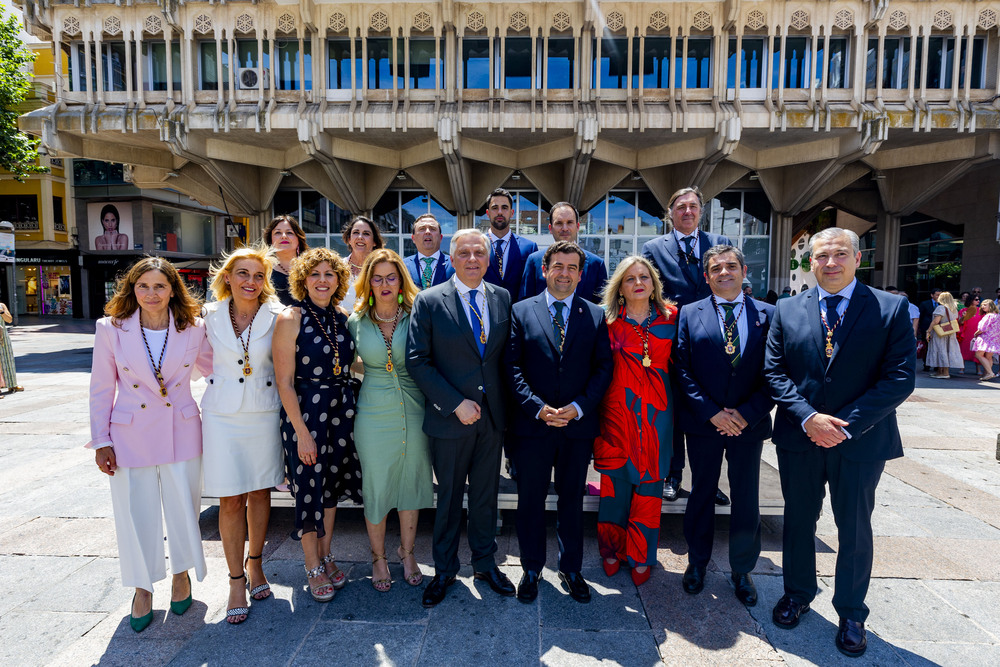 Toma de posesión de Francisco Cañizares como alcalde de Ciudad Real,, foto de la nueva cooporación municipal en la Plaza Mayor de Ciudad Real  / RUEDA VILLAVERDE