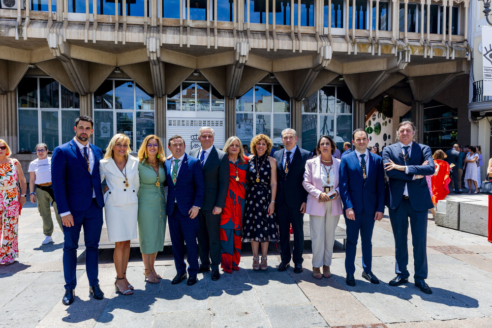 Toma de posesión de Francisco Cañizares como alcalde de Ciudad Real,, foto de la nueva cooporación municipal en la Plaza Mayor de Ciudad Real  / RUEDA VILLAVERDE