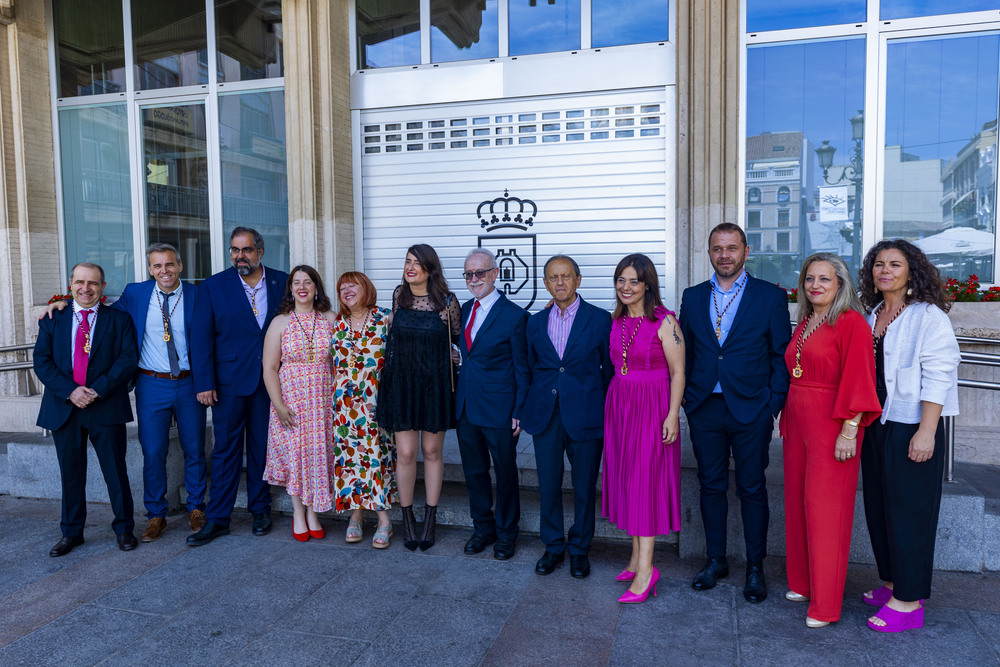 Toma de posesión de Francisco Cañizares como alcalde de Ciudad Real,, foto de la nueva cooporación municipal en la Plaza Mayor de Ciudad Real  / RUEDA VILLAVERDE