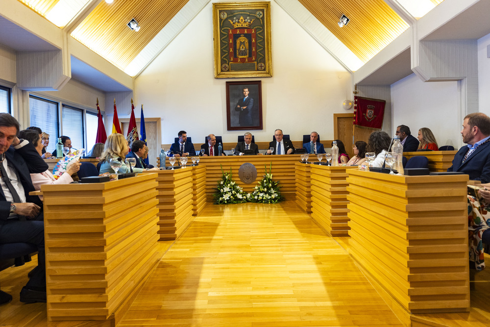 Toma de posesión de Francisco Cañizares como alcalde de Ciudad Real,, foto de la nueva cooporación municipal en la Plaza Mayor de Ciudad Real  / RUEDA VILLAVERDE