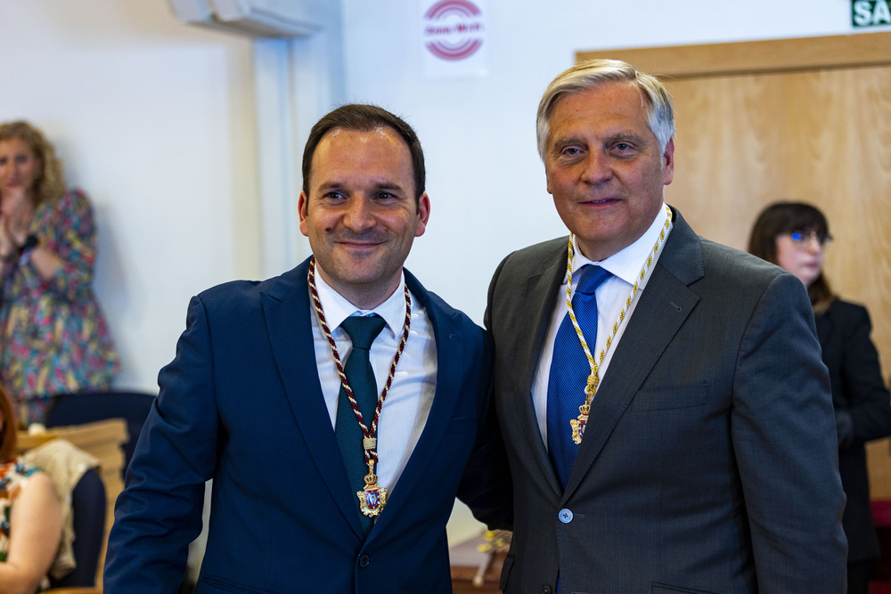 Toma de posesión de Francisco Cañizares como alcalde de Ciudad Real,, foto de la nueva cooporación municipal en la Plaza Mayor de Ciudad Real  / RUEDA VILLAVERDE