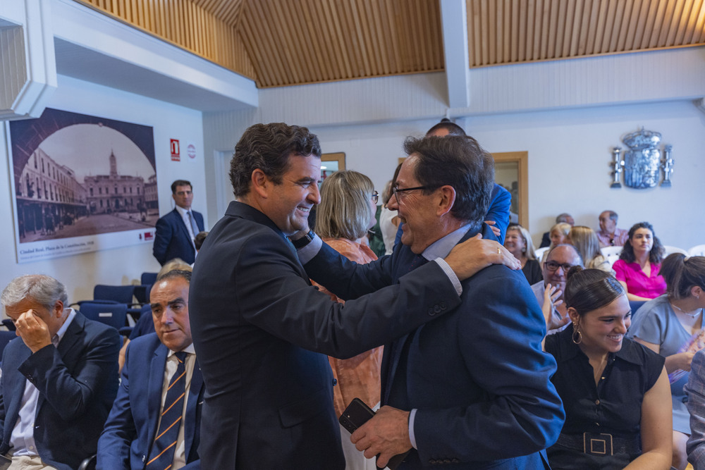 Toma de posesión de Francisco Cañizares como alcalde de Ciudad Real,, foto de la nueva cooporación municipal en la Plaza Mayor de Ciudad Real  / RUEDA VILLAVERDE