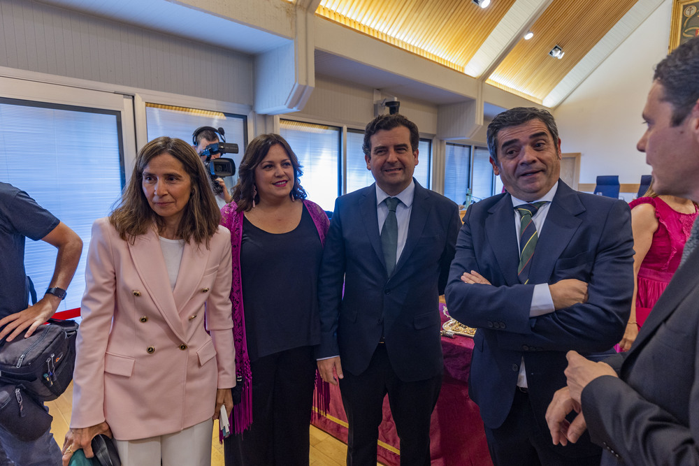 Toma de posesión de Francisco Cañizares como alcalde de Ciudad Real,, foto de la nueva cooporación municipal en la Plaza Mayor de Ciudad Real  / RUEDA VILLAVERDE