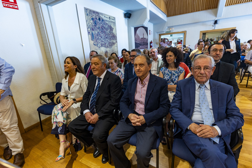 Toma de posesión de Francisco Cañizares como alcalde de Ciudad Real,, foto de la nueva cooporación municipal en la Plaza Mayor de Ciudad Real  / RUEDA VILLAVERDE