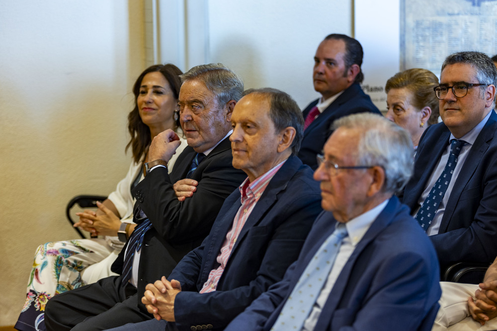 Toma de posesión de Francisco Cañizares como alcalde de Ciudad Real,, foto de la nueva cooporación municipal en la Plaza Mayor de Ciudad Real  / RUEDA VILLAVERDE