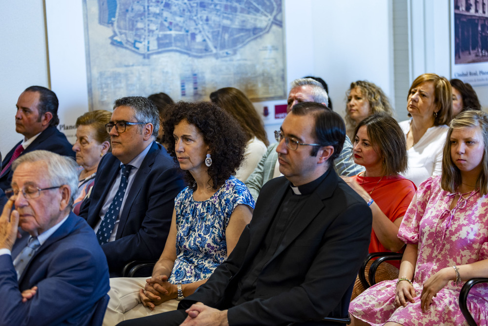 Toma de posesión de Francisco Cañizares como alcalde de Ciudad Real,, foto de la nueva cooporación municipal en la Plaza Mayor de Ciudad Real  / RUEDA VILLAVERDE