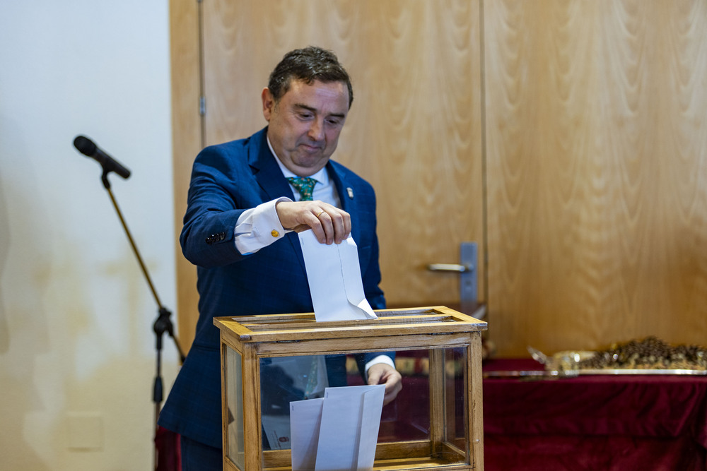 Toma de posesión de Francisco Cañizares como alcalde de Ciudad Real,, foto de la nueva cooporación municipal en la Plaza Mayor de Ciudad Real  / RUEDA VILLAVERDE