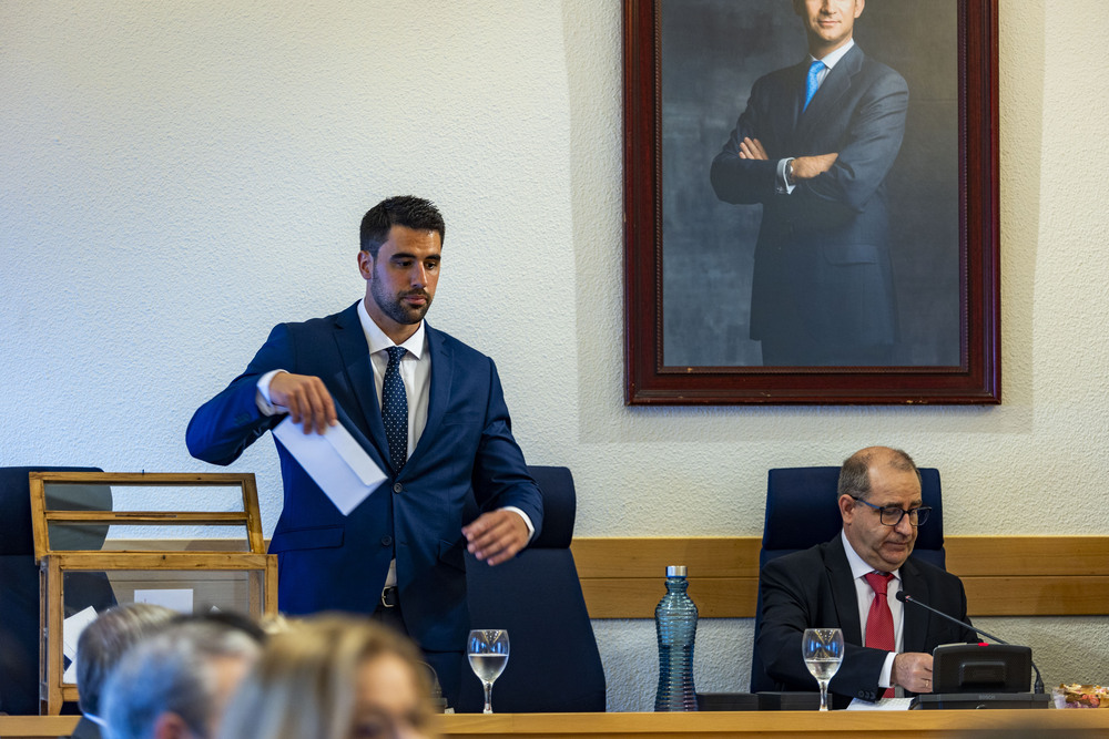 Toma de posesión de Francisco Cañizares como alcalde de Ciudad Real,, foto de la nueva cooporación municipal en la Plaza Mayor de Ciudad Real  / RUEDA VILLAVERDE