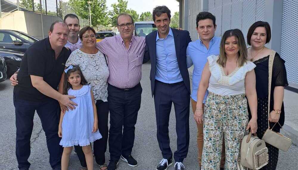 Los familiares tuvieron la oportunidad de posar con el histórico Raúl González.