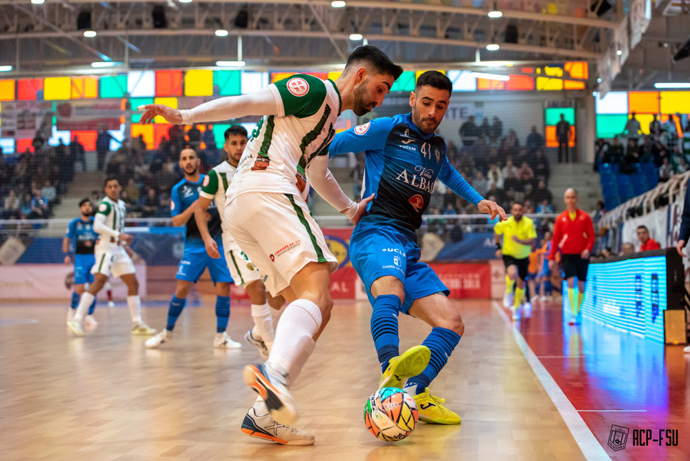 Eloy Rojas lucha por un balón dividido.