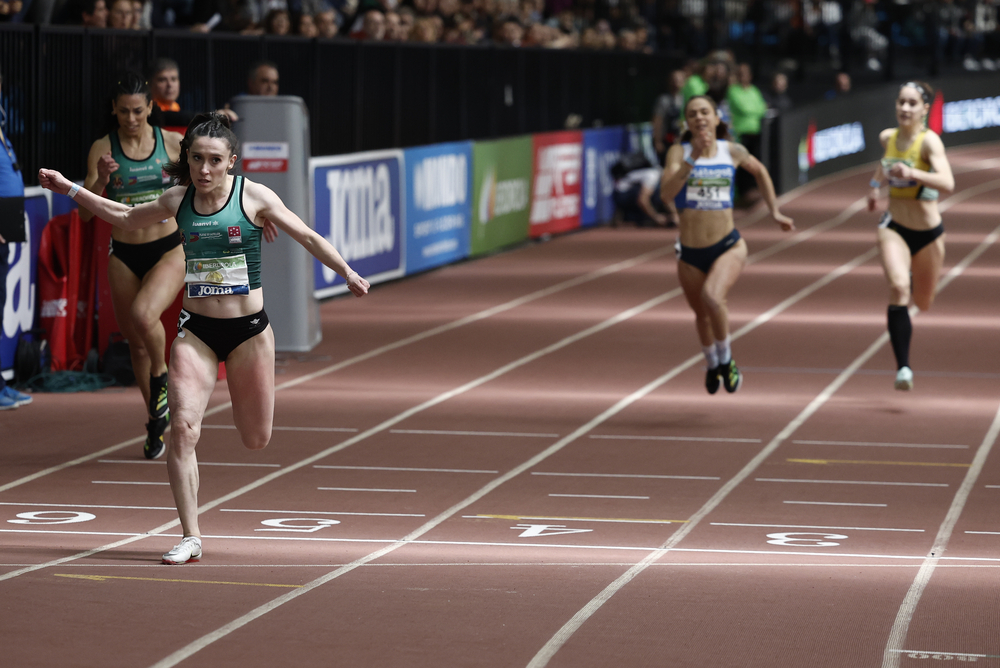 Paula Sevilla ganó la final de los 200 metros en pista cubierta.