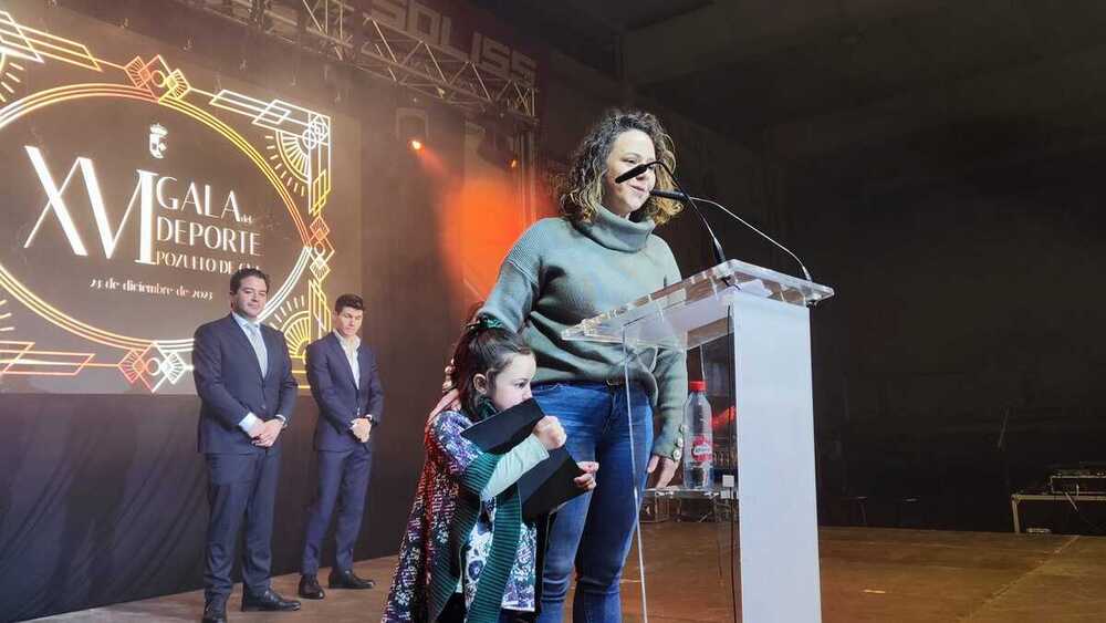 La mujer e hija de Leo Herrera recibieron el premio 