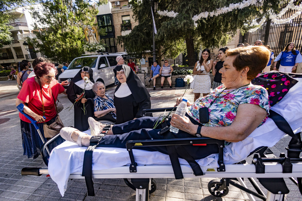 Más de 200 personas asisten a la Caravana Blanca