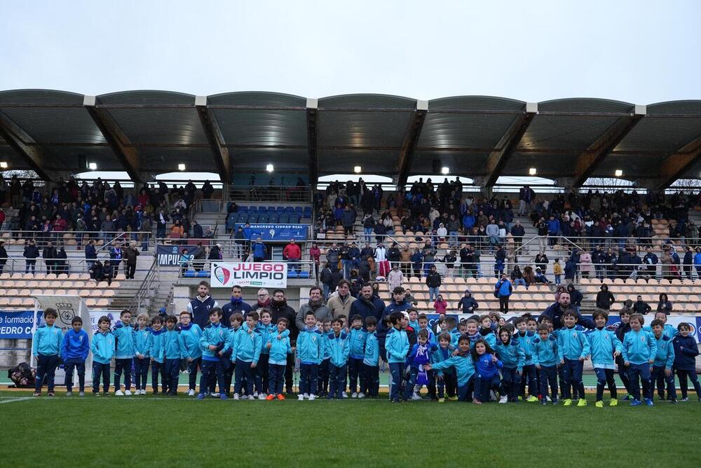 El club presentó en el descanso a los prebenjamines de su escuela.