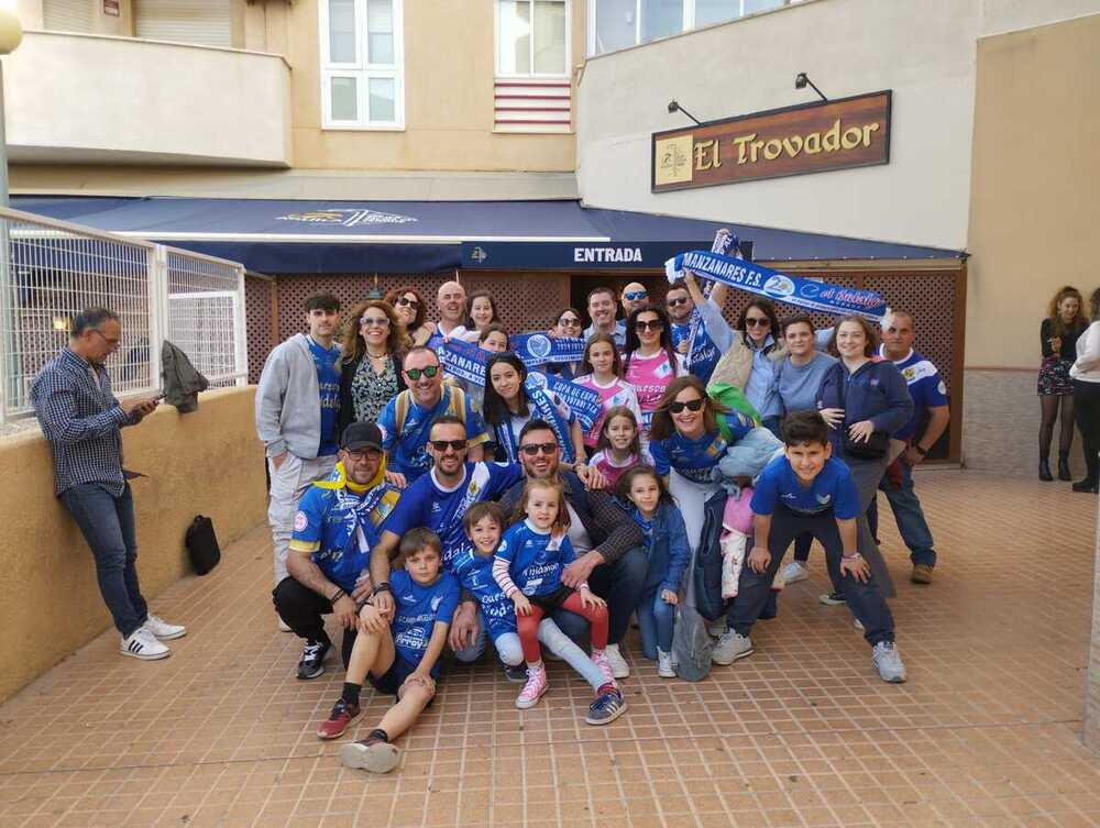 Un grupo de aficionados del Quesos El Hidalgo Manzanares, en Cartagena.