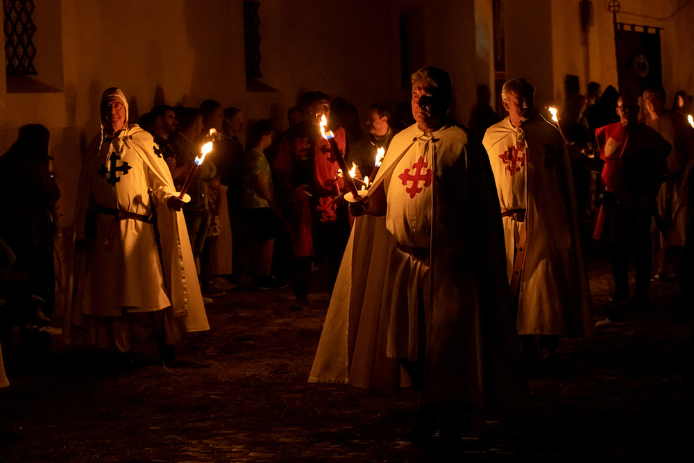 Más de quinientas antorchas iluminaron el entorno del castillo