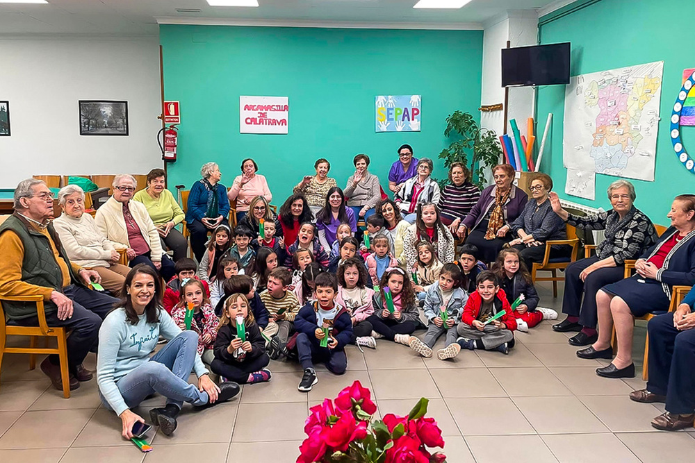 Los escolares intercambian cuentos con los mayores del SEPAP 