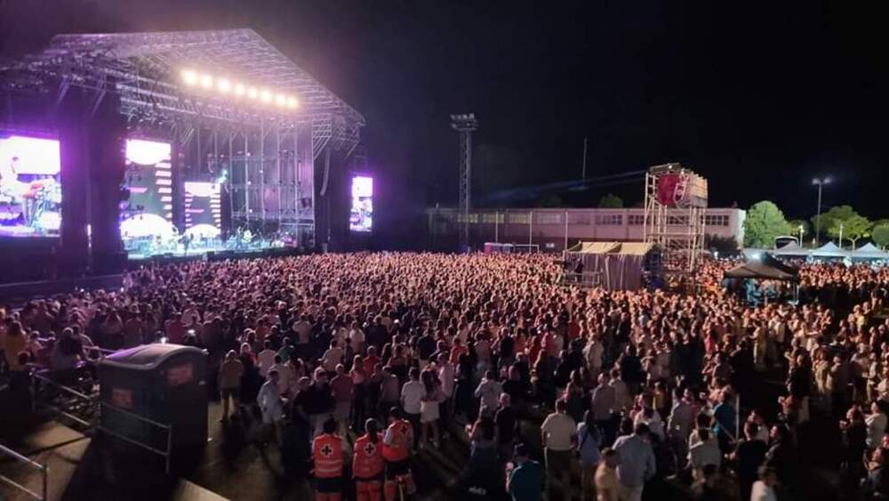 Cerca de 5.000 personas vibran con la música de El Barrio