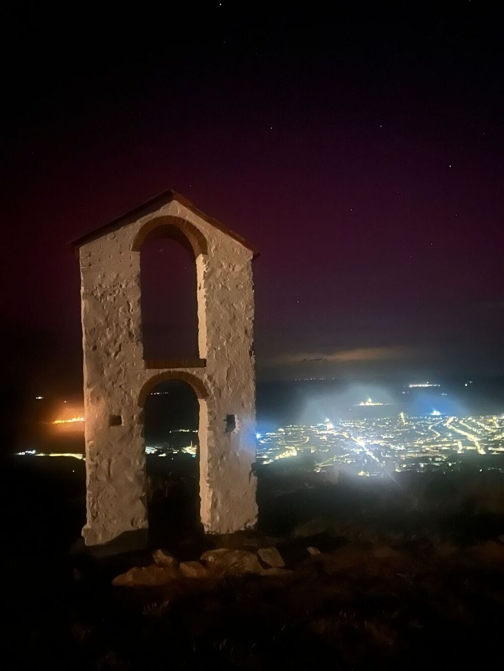 Otro emblemático lugar de Almodóvar, con la aurora boreal de fondo.