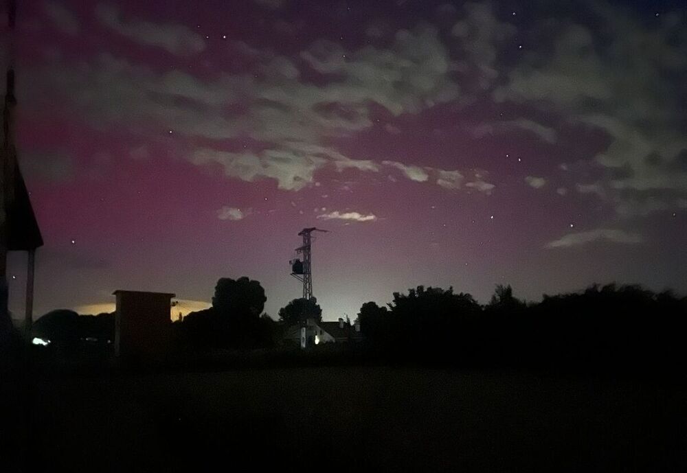 Puertollano bajo el manto colorado de la aurora boreal.