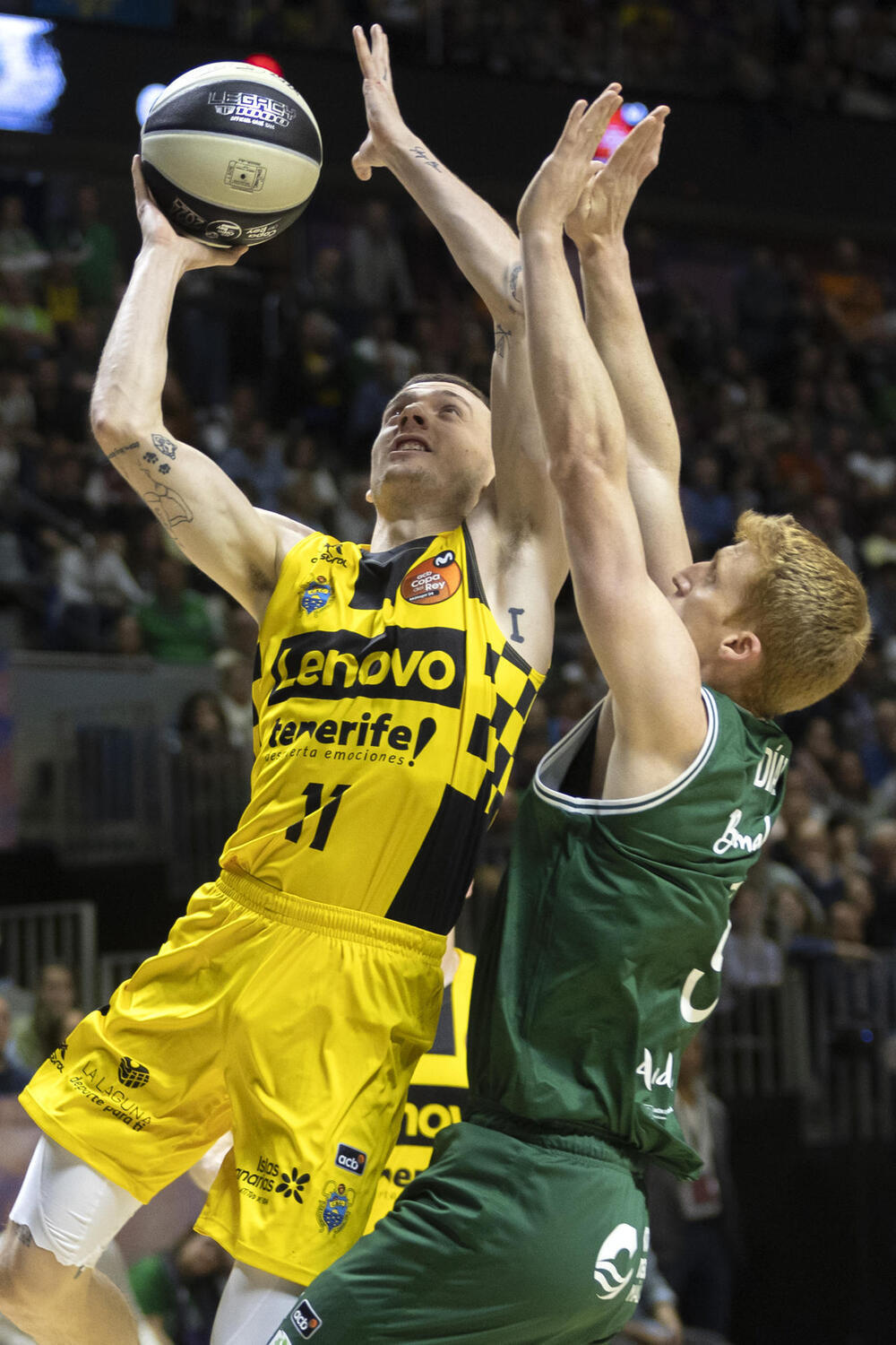 El Lenovo Tenerife se carga al campeón y anfitrión Unicaja