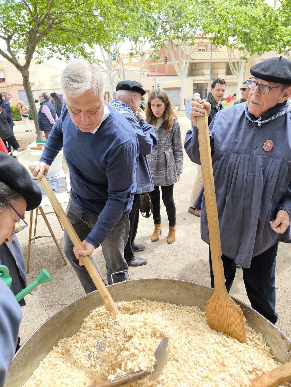 El barrio del Larache celebra su día grande con migas y gachas