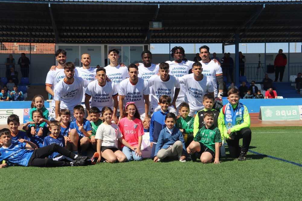 Los jugadores del Socuéllamos entraron al campo con una camiseta de apoyo a Escobar.