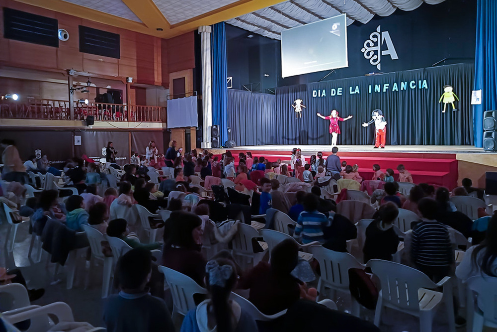 300 escolares comparten la celebración del Día de la Infancia