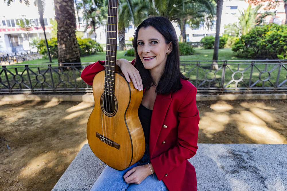 María José Tirado con su guitarra de Vicente Arias