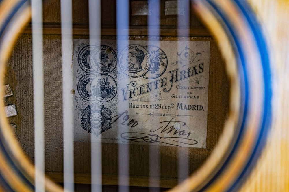 María José Tirado con su guitarra de Vicente Arias