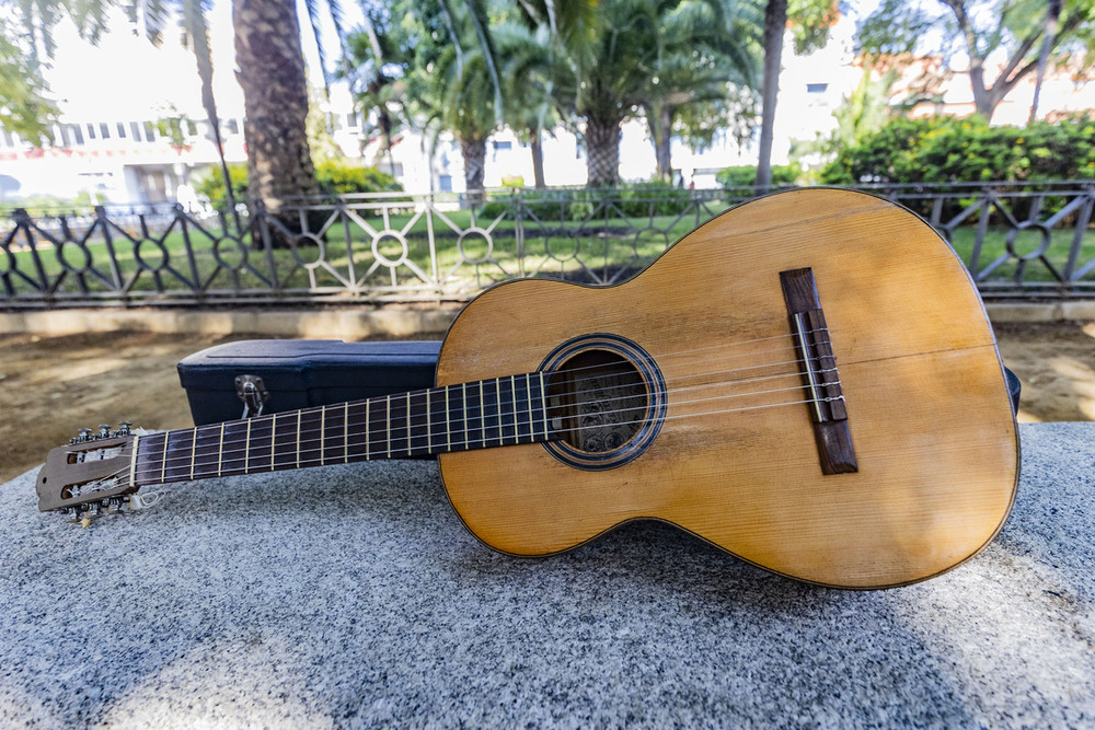 María José Tirado con su guitarra de Vicente Arias