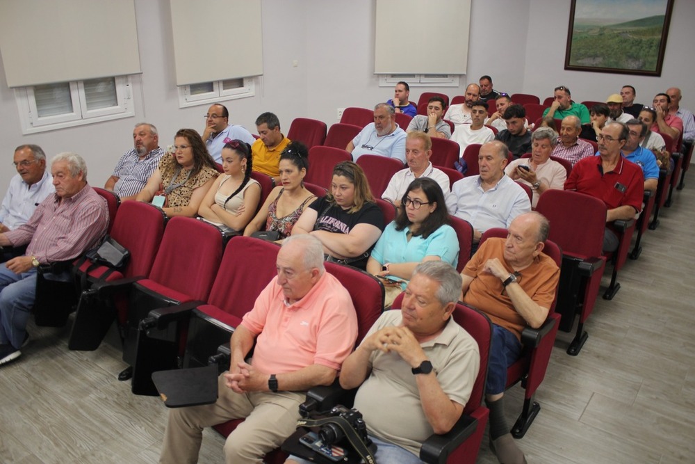 Asistentes a la asamblea del Villarrubia CF.