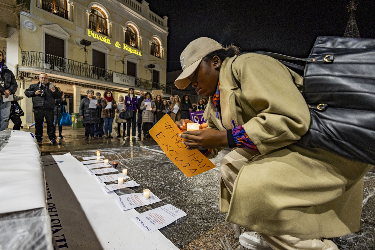 Concentración de la asamblea de Mujeres Feministas de ciudad real, en la Plaza mayor por el 25 N, violencia machista o de género  / RUEDA VILLAVERDE