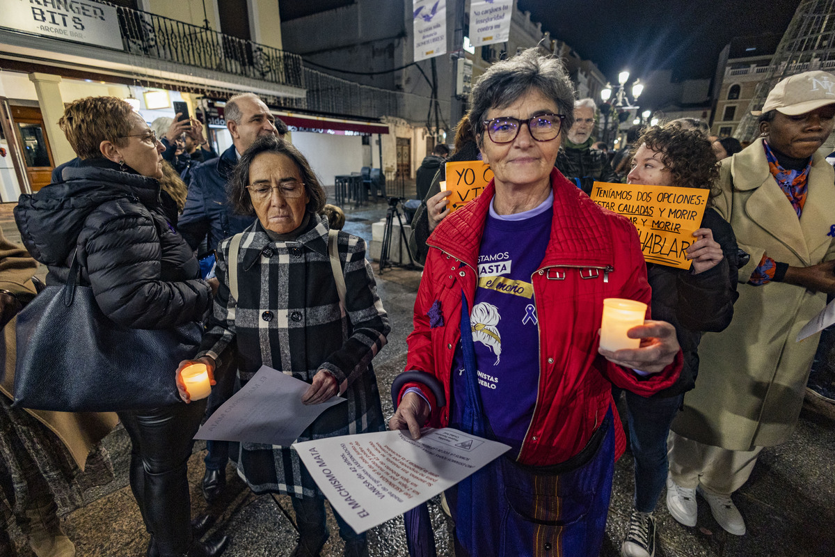 Concentración de la asamblea de Mujeres Feministas de ciudad real, en la Plaza mayor por el 25 N, violencia machista o de género  / RUEDA VILLAVERDE