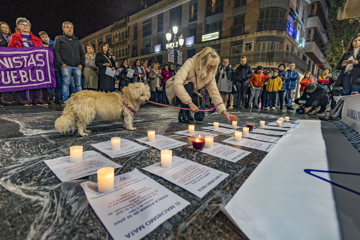 Concentración de la asamblea de Mujeres Feministas de ciudad real, en la Plaza mayor por el 25 N, violencia machista o de género  / RUEDA VILLAVERDE