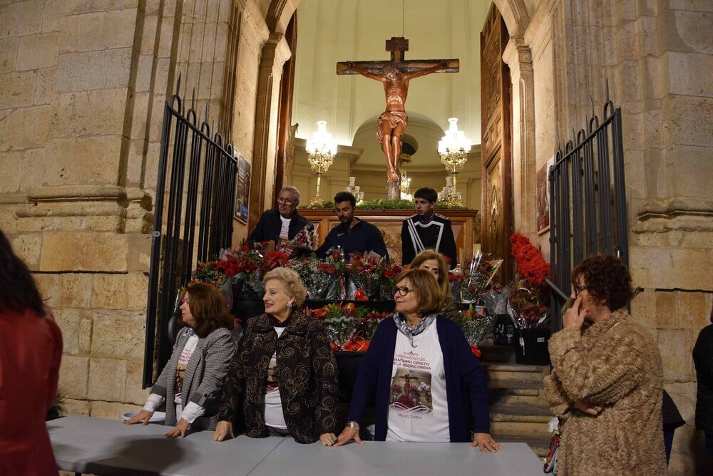 Cientos de personas arropan al Cristo de la Misericordia 