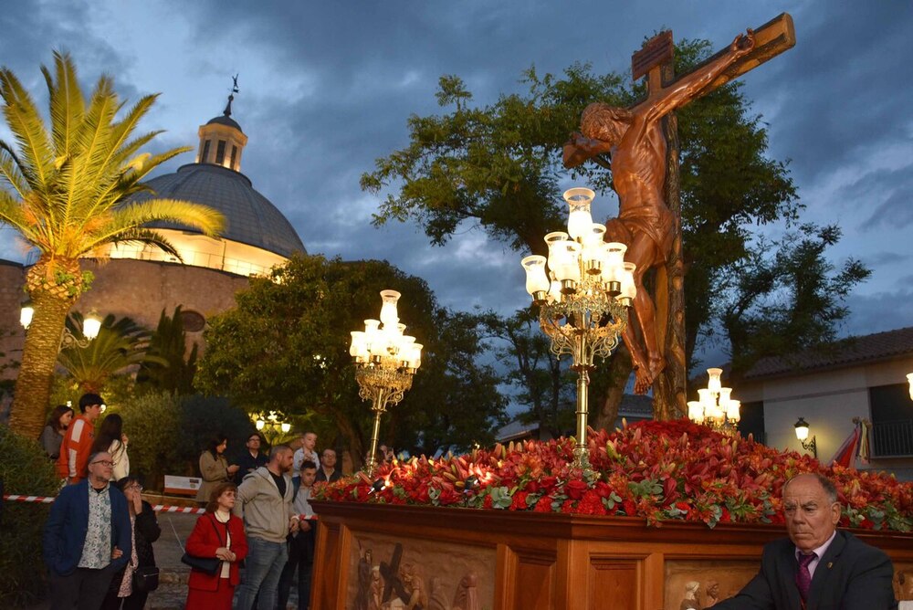 Cientos de personas arropan al Cristo de la Misericordia 