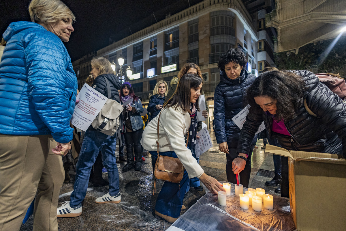 Concentración de la asamblea de Mujeres Feministas de ciudad real, en la Plaza mayor por el 25 N, violencia machista o de género  / RUEDA VILLAVERDE