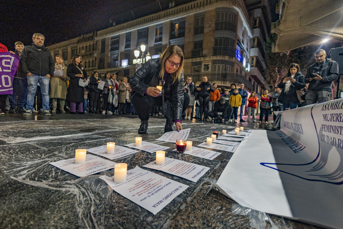 Concentración de la asamblea de Mujeres Feministas de ciudad real, en la Plaza mayor por el 25 N, violencia machista o de género  / RUEDA VILLAVERDE