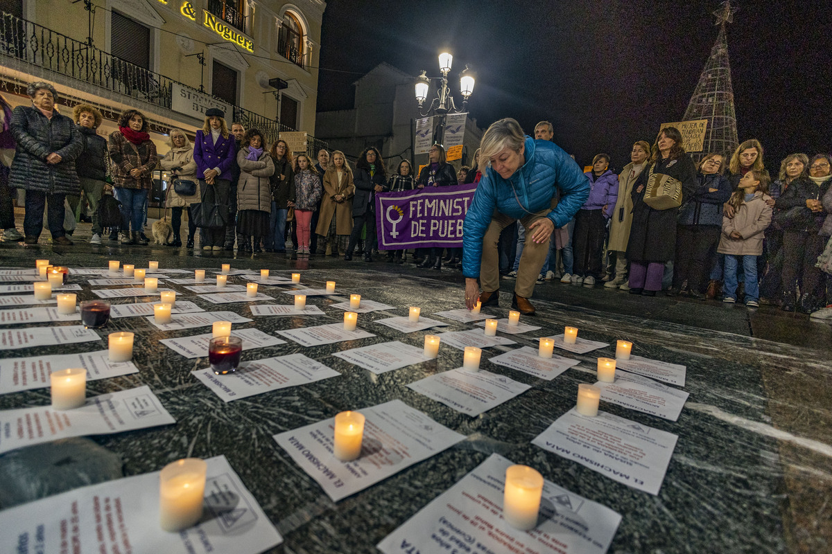 Concentración de la asamblea de Mujeres Feministas de ciudad real, en la Plaza mayor por el 25 N, violencia machista o de género  / RUEDA VILLAVERDE