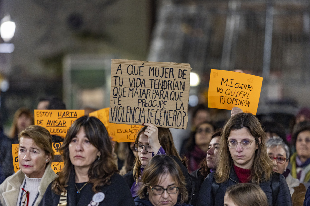 Concentración de la asamblea de Mujeres Feministas de ciudad real, en la Plaza mayor por el 25 N, violencia machista o de género  / RUEDA VILLAVERDE